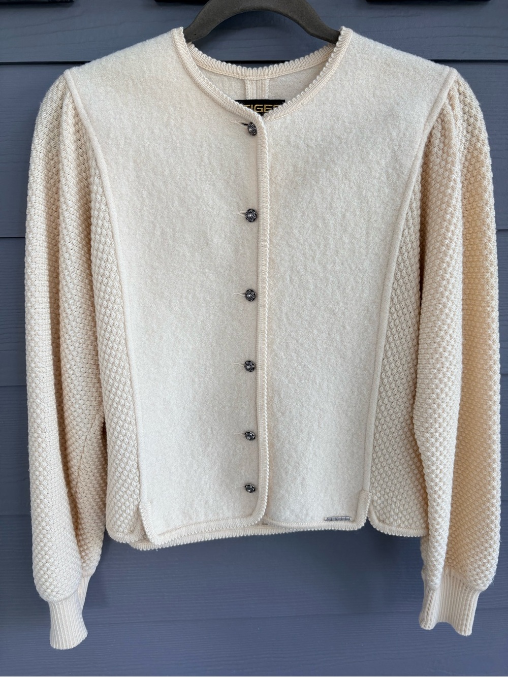 Geiger Boiled Wool Beige Cardigan
Women 40/Size M Scalloped
Hem Made in Austria
